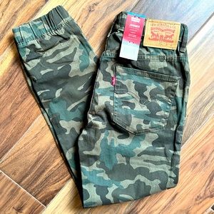 NWT Camo Levi’s joggers
